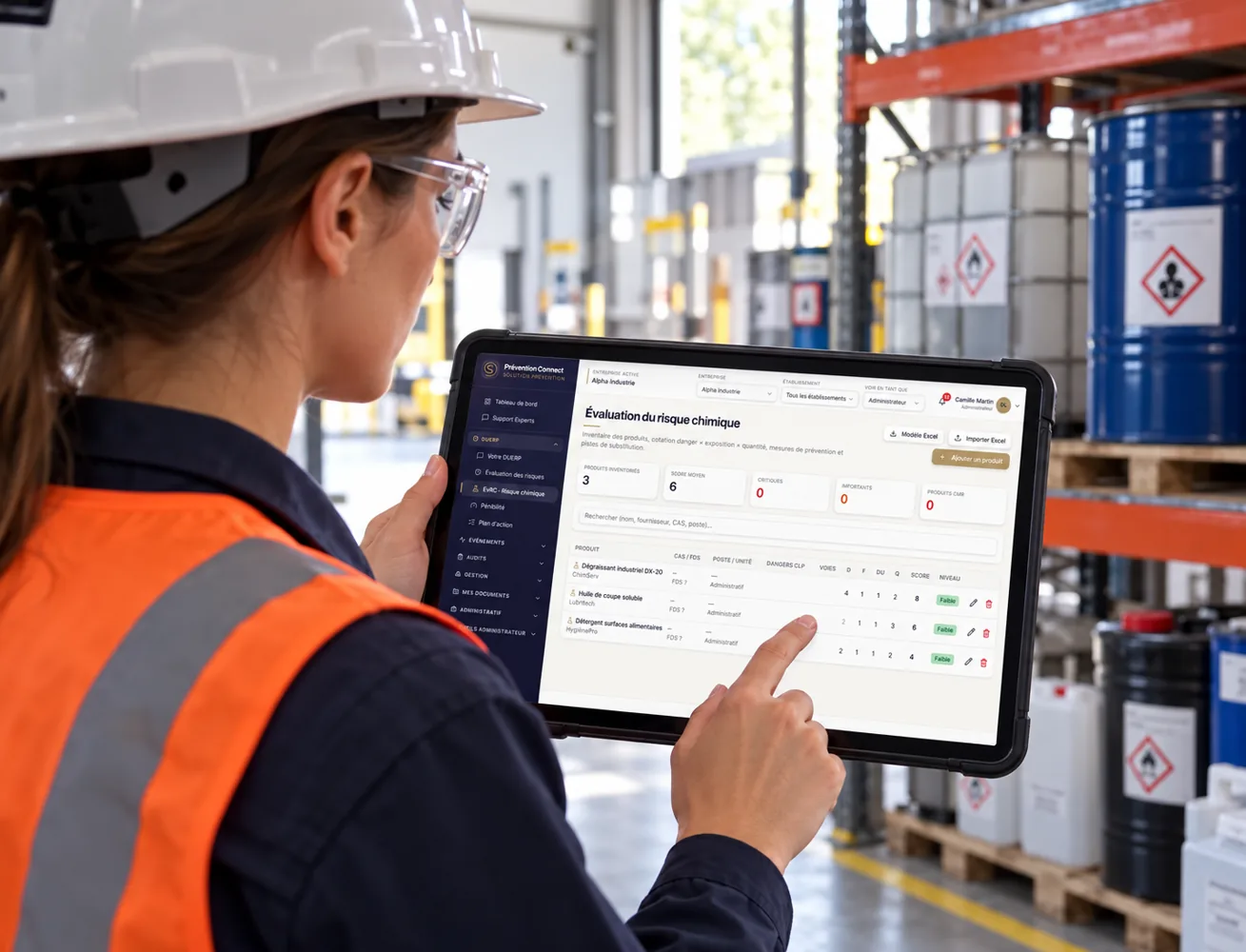 Professionnelle consultant les produits chimiques et leur suivi sur une tablette dans un entrepôt