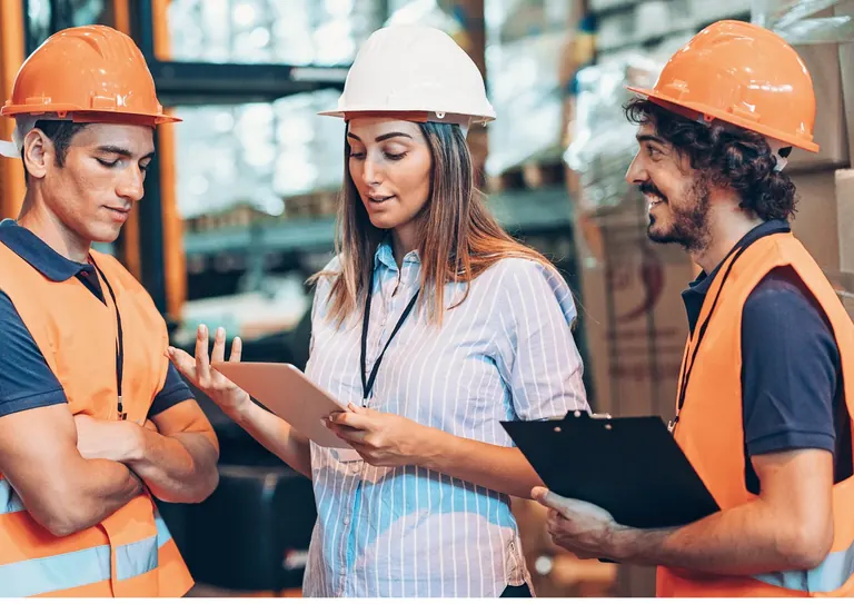 Échange sur le terrain entre un préventeur et une équipe de production — illustration de l'article sur suivi du plan d'actio…