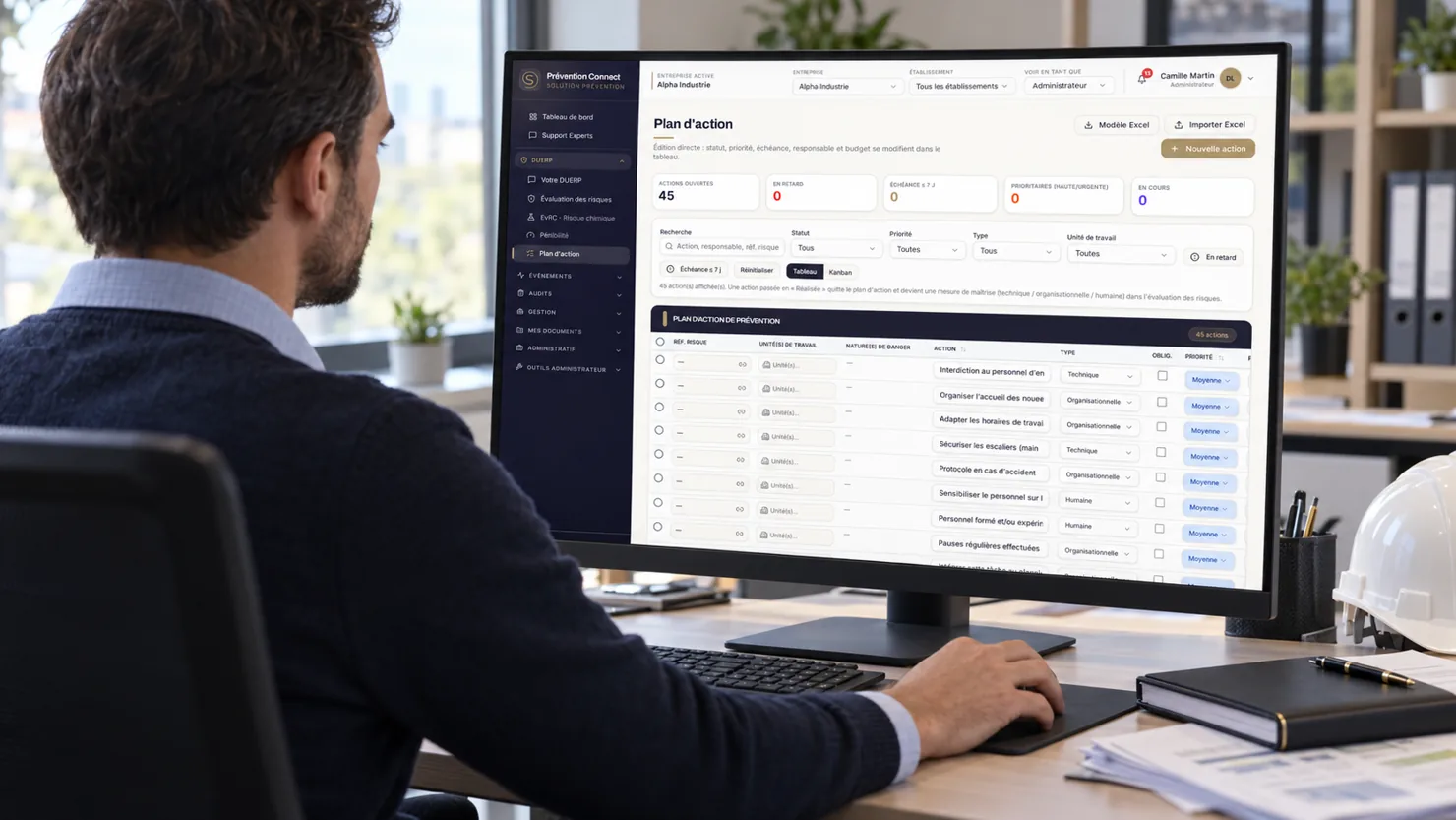 Professionnel consultant le plan d'action sur Prévention Connect depuis son bureau